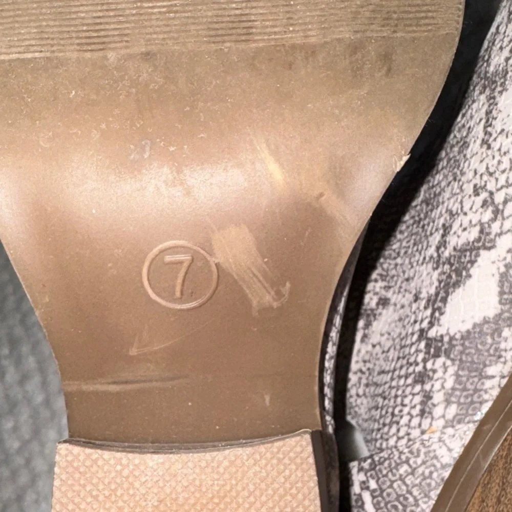 👢✨ EUC Universal Thread Snakeskin Ankle Booties | Size 7 | ✨👢
